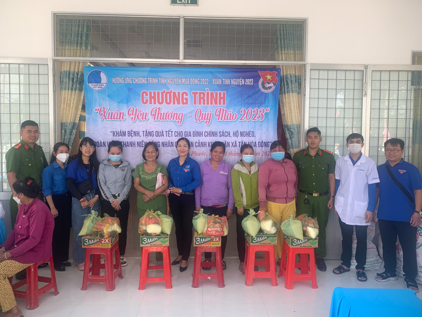 Viên chức Trường ĐH Mở TP. Hồ Chí Minh tham gia chiến dịch Xuân tình nguyện 2023 tại tỉnh Tiền Giang