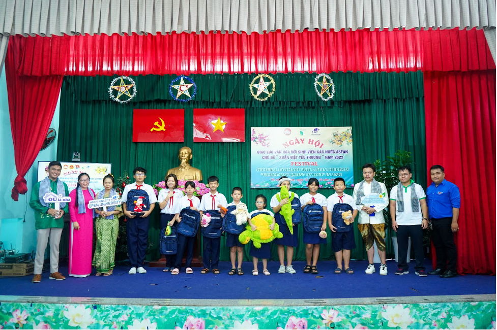 OU Câu chuyện Xanh – Sinh viên góp quà xanh cho thiếu nhi Quận Phú Nhuận