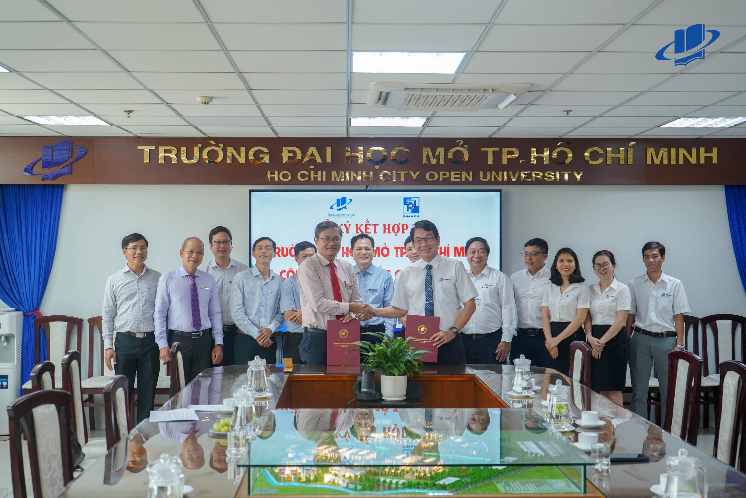 Lễ ký kết hợp tác hỗ trợ sinh viên giữa Trường Đại học Mở TP. Hồ Chí Minh và Công ty Cổ Phần Pin Ắc quy Miền Nam
