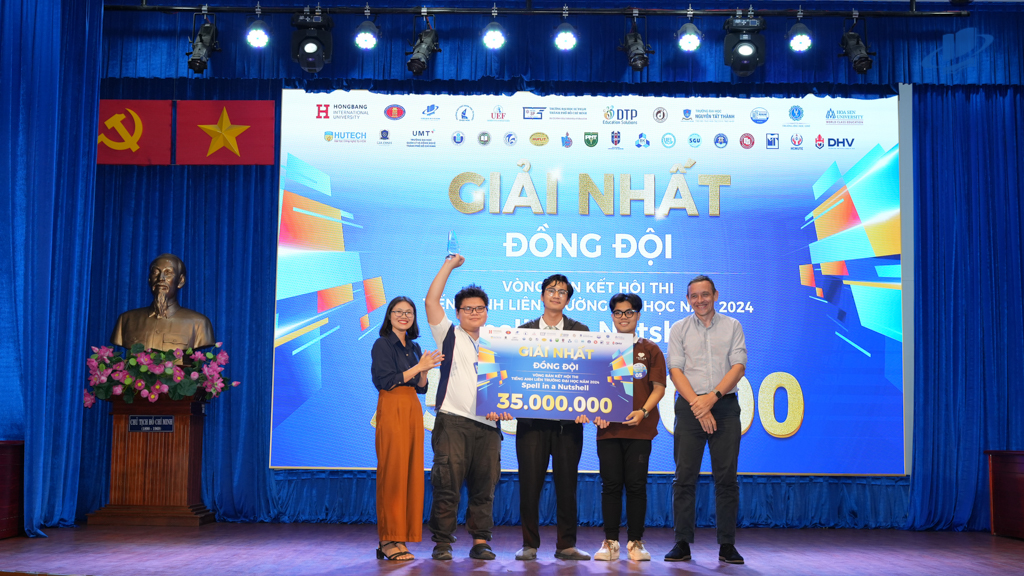 Sinh viên Trường Đại học Mở TP. Hồ Chí Minh đạt giải nhất phần thi đồng đội vòng Bán kết Hội thi tiếng Anh liên trường đại học năm 2024 cụm 3 – “Spell in a Nutshell”
