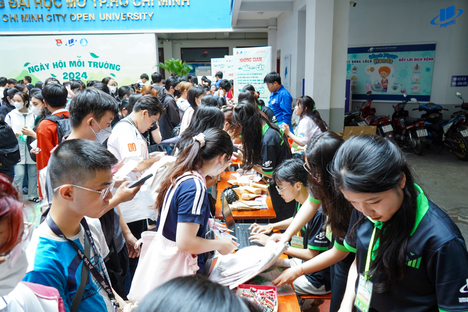 Sinh  viên Trường Đại học Mở Thành phố Hồ Chí Minh hưởng ứng ngày môi trường thế giới