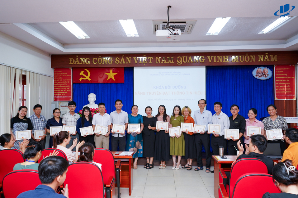 Bồi dưỡng kỹ năng truyền đạt thông tin hiệu quả cho viên chức, người lao động Trường Đại học Mở Thành phố Hồ Chí Minh