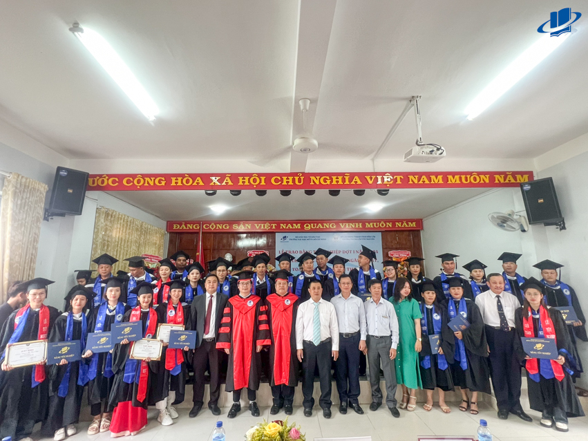 Trao bằng tốt nghiệp cho sinh viên hình thức Đào tạo từ xa và vừa làm vừa học tại tỉnh Đắk Lắk và Gia Lai